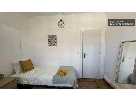 Santa Cruz, Lizbon'da 9 yatak odalı dairede kiralık oda - Kiralık
