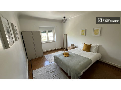 Chambre à louer dans un appartement de 9 chambres à Santa… - À louer