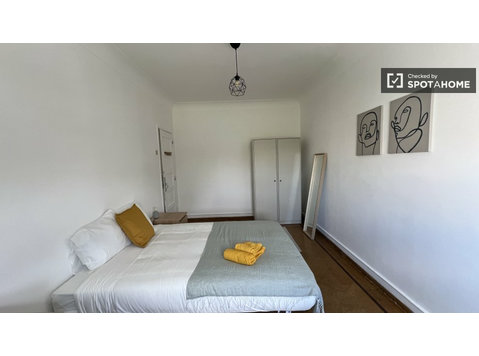 Santa Cruz, Lizbon'da 9 yatak odalı dairede kiralık oda - Kiralık