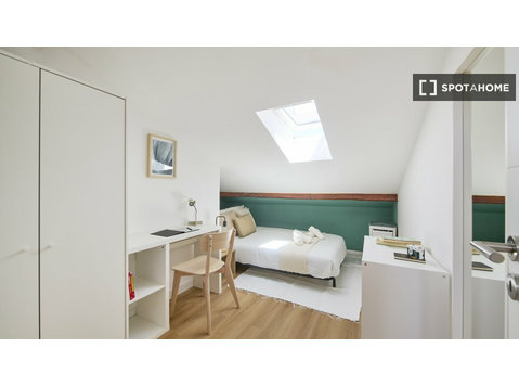 Zimmer zu vermieten in einer 9-Zimmer-Wohnung in Santa… - Zu Vermieten