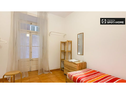 Room for rent in Santo António, Lisbon - Аренда