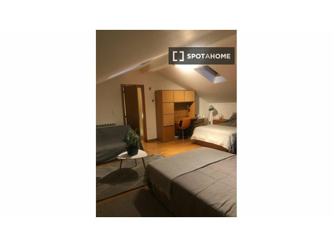 Cascais'te 2 yatak odalı dairede kiralık oda - Kiralık