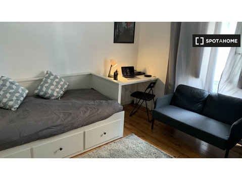 Room for rent in a 3-bedroom apartment, Carnide - Kiadó