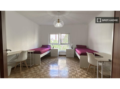 Zimmer zu vermieten in einer 3-Zimmer-Wohnung in Lissabon - Zu Vermieten
