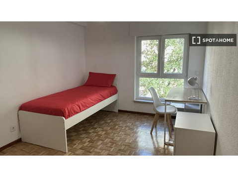 Lizbon'da 3 yatak odalı bir dairede kiralık oda - Kiralık