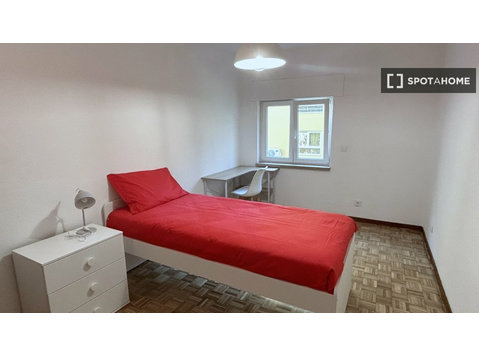 Stanza in affitto in un appartamento con 3 camere da letto… - In Affitto