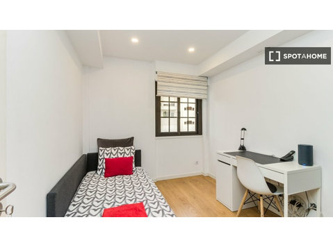 Aluga-se quarto num apartamento de 4 quartos em Alfragide - Aluguel