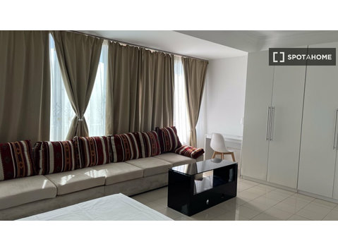 Room for rent in a 4-bedroom apartment in Lisbon - Kiadó