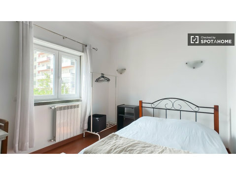 Chambre à louer dans un appartement de 5 chambres à Oeiras - À louer