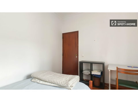 Chambre à louer dans un appartement de 5 chambres à Oeiras - À louer