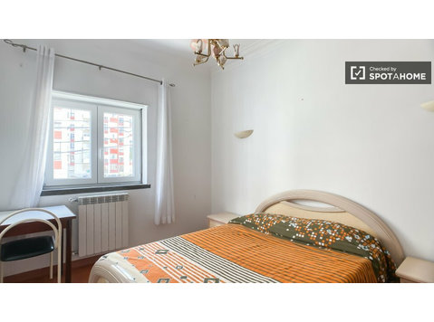 Zimmer zu vermieten in einer 5-Zimmer-Wohnung in Oeiras - Zu Vermieten