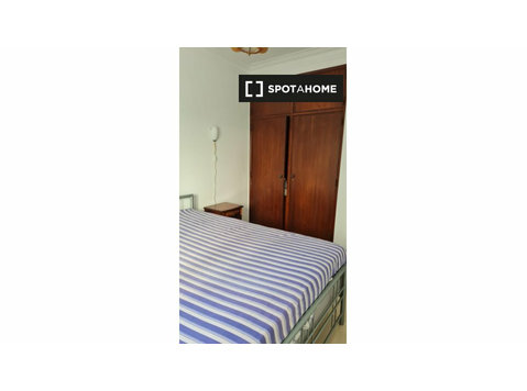 Room for rent in a 5-bedroom apartment in Oeiras - Izīrē