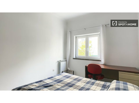 Zimmer zu vermieten in einer 5-Zimmer-Wohnung in Oeiras - Zu Vermieten