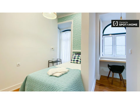 Room for rent in a Coliving in Arroios, Lisbon - Kiadó