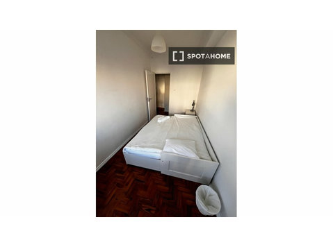 Aluga-se quarto em residência no Bairro Do Rego, Lisboa - Aluguel