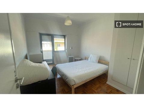Aluga-se quarto em residência no Bairro Do Rego, Lisboa - Aluguel