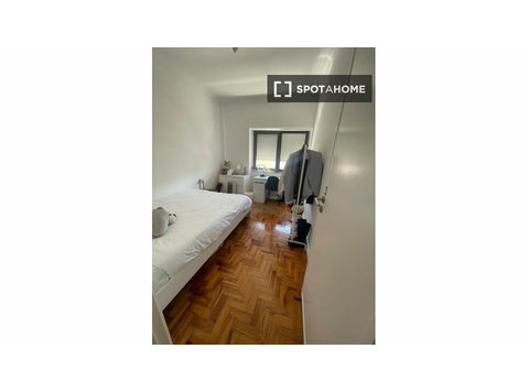 Aluga-se quarto em residência no Bairro Do Rego, Lisboa - Aluguel