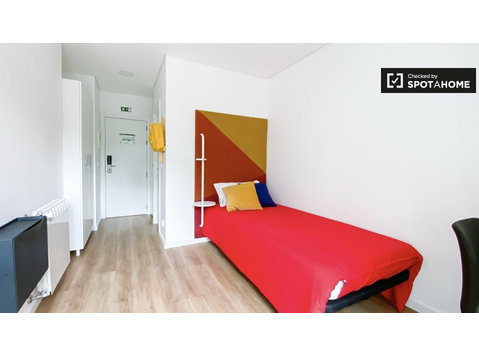 Chambre à louer dans une résidence à Benfica, Lisbonne - À louer