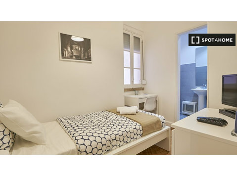 Room for rent in a residence in Santo António, Lisbon - Kiadó