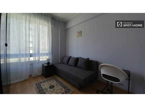 Room for rent in shared 3-bedroom apartment in Portela - Te Huur