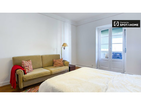 Chambre à louer dans un appartement partagé de 4 chambres à… - À louer