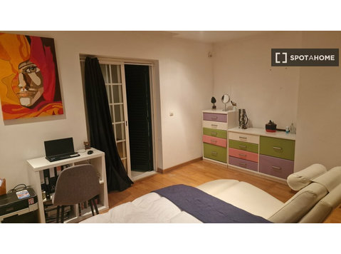 Zimmer zu vermieten in einem gemeinsamen Haus mit 5… - Zu Vermieten