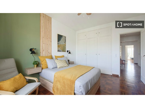 Chambre à louer dans un appartement partagé de 7 chambres à… - À louer