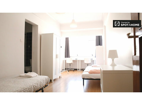 Chambre dans un appartement de 10 chambres à Areeiro, Lisboa - À louer