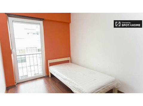 Quarto em apartamento com 2 quartos, São Domingos de… - Aluguel