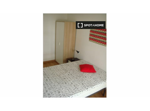 Room in 4-bedroom apartment São Domingos de Benfica, Lisbon - Te Huur
