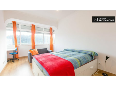 Zimmer in der 4-Zimmer-Wohnung São Domingos de Benfica,… - Zu Vermieten