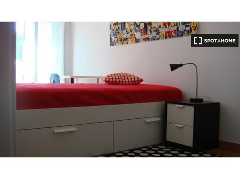 Quarto em apartamento de 4 quartos São Domingos de Benfica,… - Aluguel