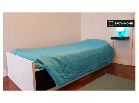 Zimmer in einem Apartment mit 4 Schlafzimmern in Alvalade,… - Zu Vermieten