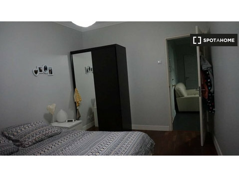 Room in 4-bedroom apartment in Alvalade, Lisbon - Под наем