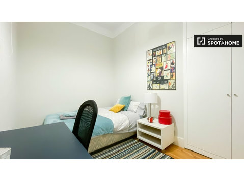 Pokój w apartamencie z 4 sypialniami w Arroios, Lizbona - Do wynajęcia