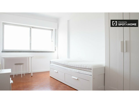 Room in 4-bedroom apartment in Linda-a-Velha, Lisbon - Под Кирија