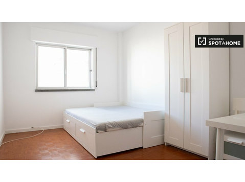 Quarto em apartamento com 4 quartos em Linda-a-Velha, Lisboa - Aluguel