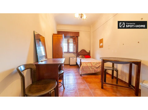 Camera in appartamento con 4 camere da letto a São Domingos… - In Affitto