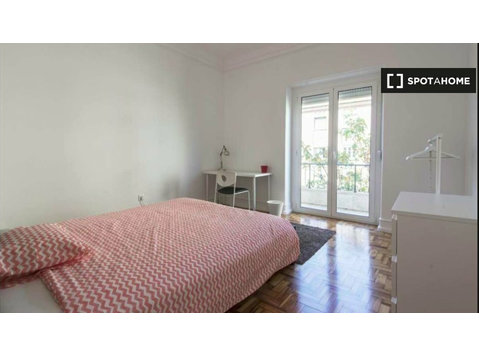 Chambre dans un appartement de 5 chambres à Areeiro, Lisboa - À louer