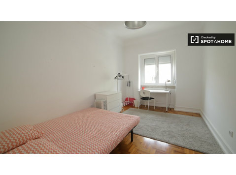 Zimmer in 5-Zimmer-Wohnung in Areeiro, Lisboa - Zu Vermieten