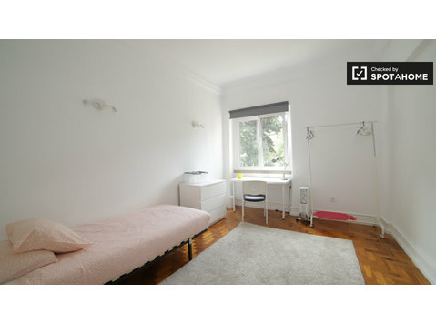 Zimmer in 5-Zimmer-Wohnung in Areeiro, Lisboa - Zu Vermieten
