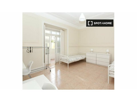 Room in 6-bedroom apartment in Avenidas Novas, Lisboa - For Rent