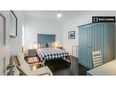 Room in 6-bedroom apartment in Avenidas Novas, Lisbon - For Rent