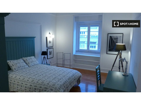 Pokój w 6-pokojowym apartamencie w Avenidas Novas, Lizbona - Do wynajęcia