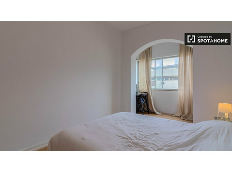 Room in 6-bedroom apartment in Campo de Ourique, Lisboa - Аренда