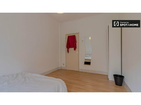 Campo de Ourique, Lisboa'da 6 yatak odalı dairede oda - Kiralık