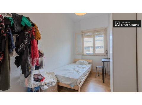 Pokój w apartamencie z 6 sypialniami w Campo de Ourique,… - Do wynajęcia