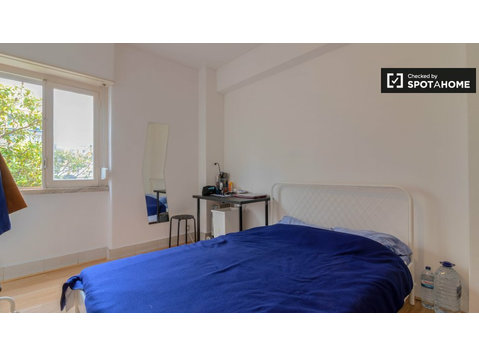 Chambre dans un appartement de 6 chambres à Campo de… - À louer
