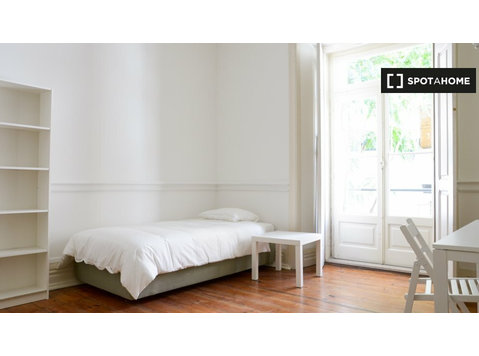 Camera in appartamento con 6 camere da letto a Santo… - In Affitto