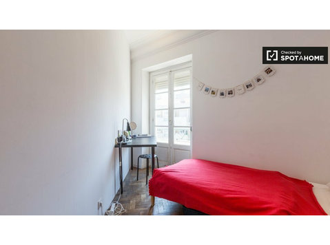 Chambre dans un appartement de 7 chambres à Arroios, Lisboa - À louer